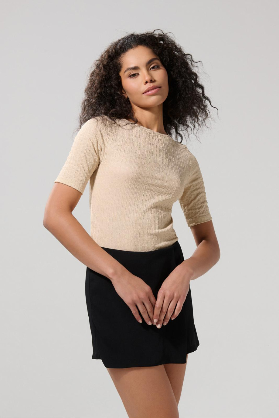 Camiseta unicolor con escote en espalda y manga corta