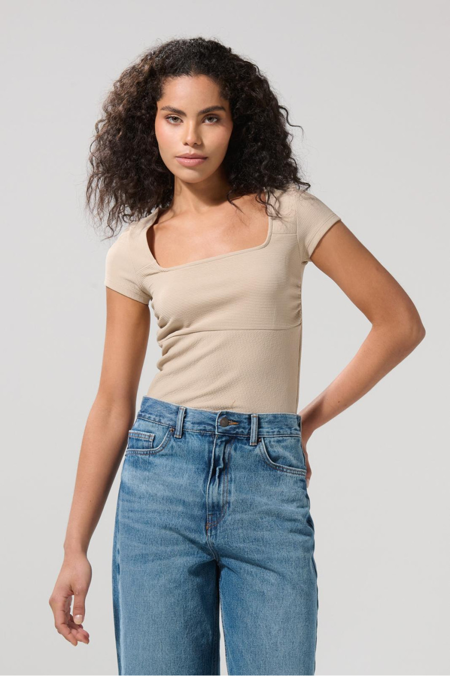 Camiseta acanalada unicolor ajustada con escote cuadrado