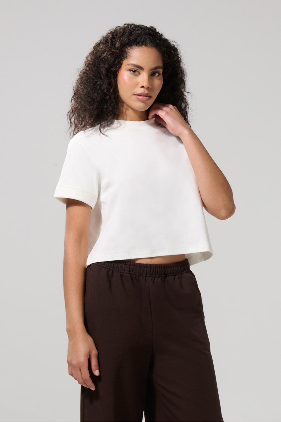 Camiseta crop top unicolor con doblez en puños