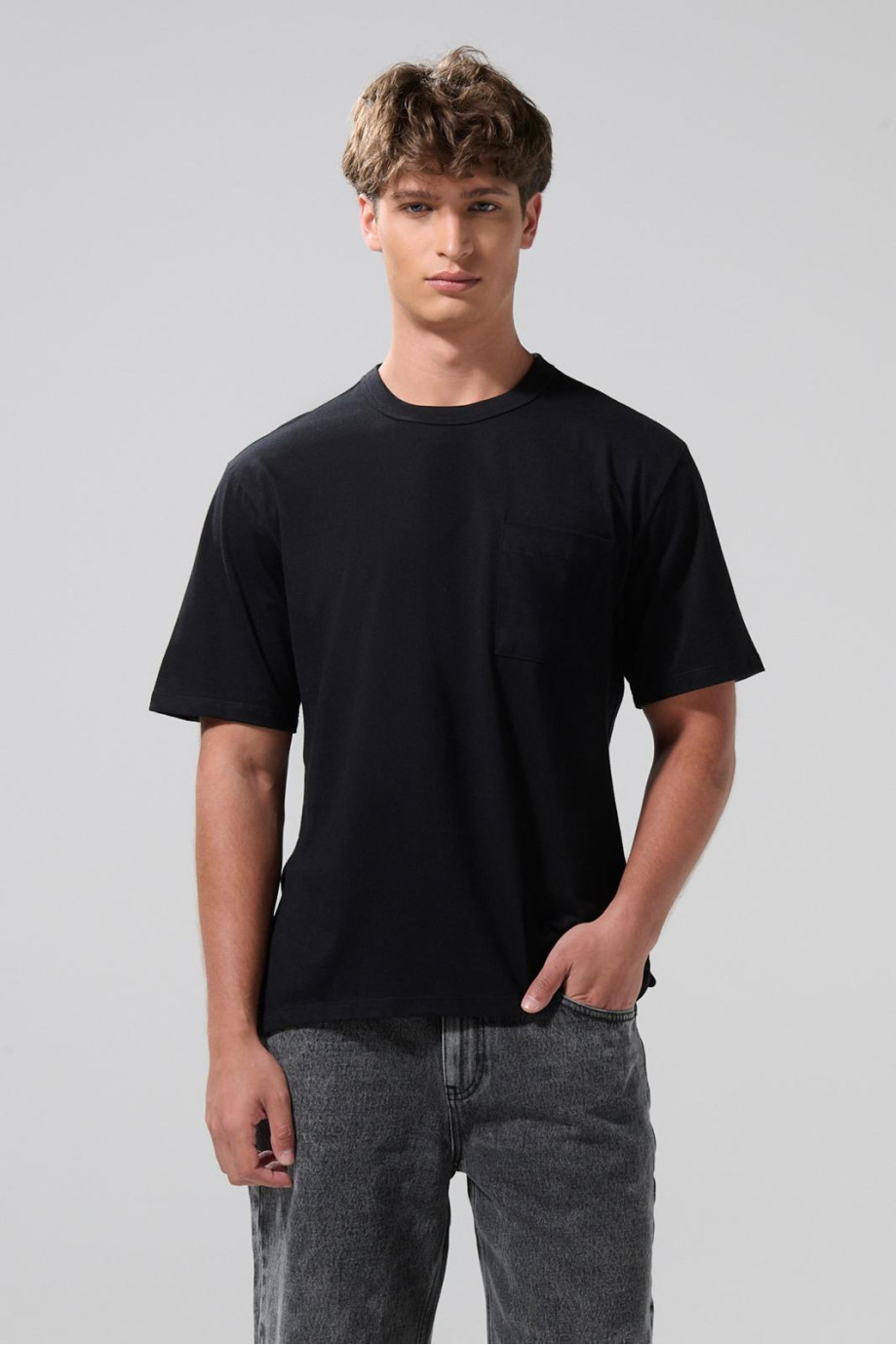 Camiseta oversize unicolor con bolsillo y cuello redondo