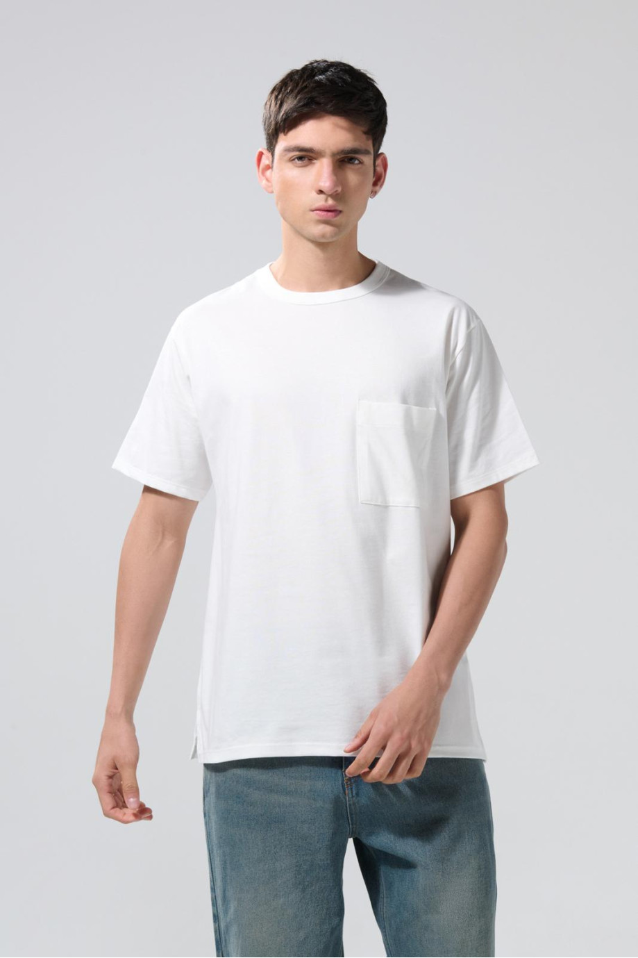Camiseta oversize unicolor con bolsillo y cuello redondo