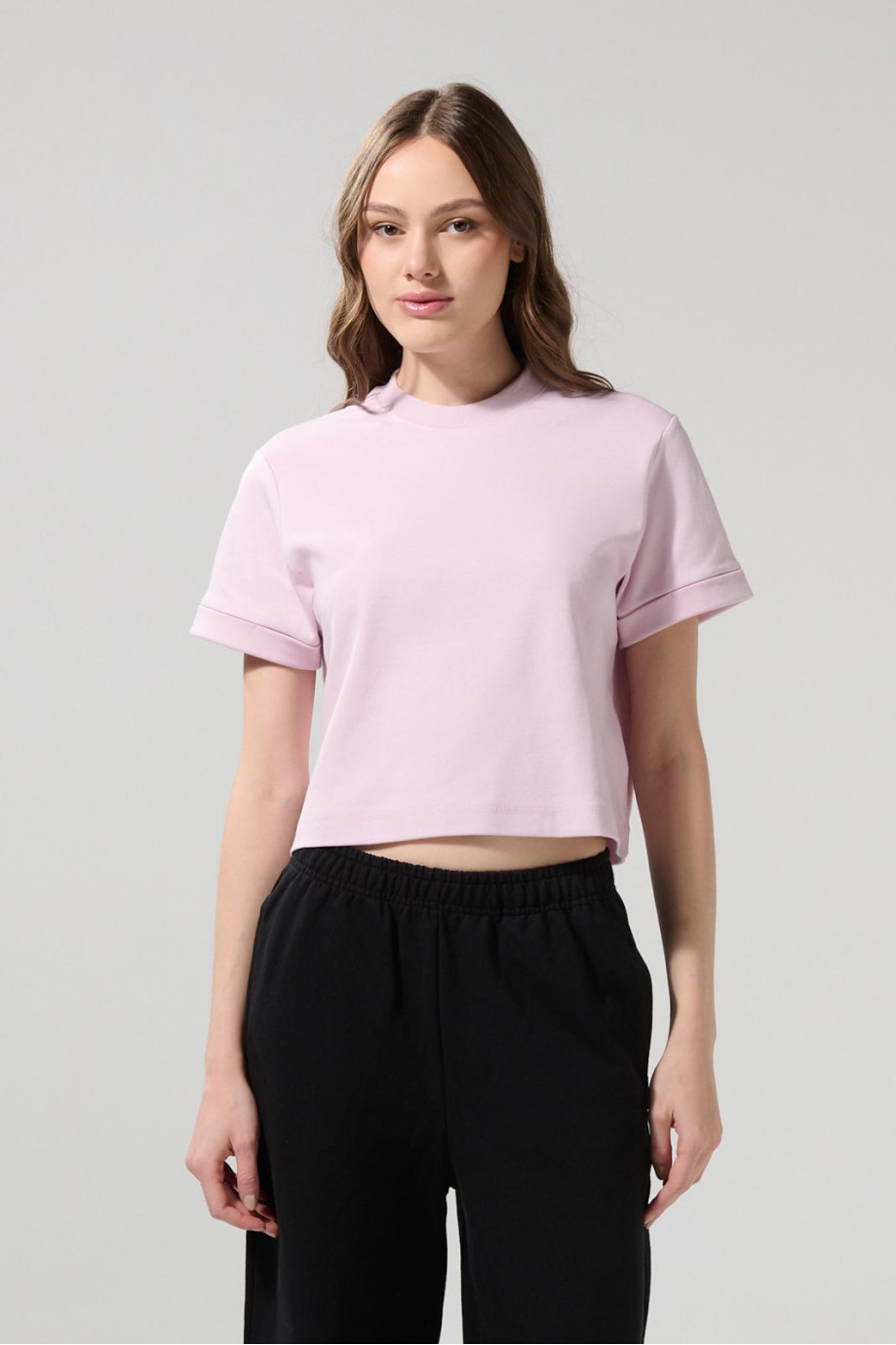 Camiseta crop top unicolor con doblez en puños