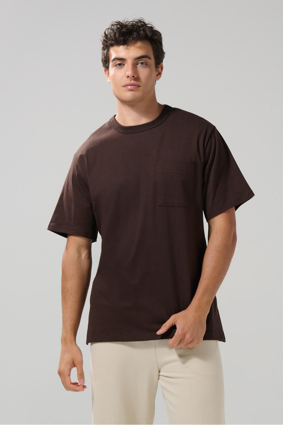 Camiseta oversize unicolor con bolsillo y cuello redondo