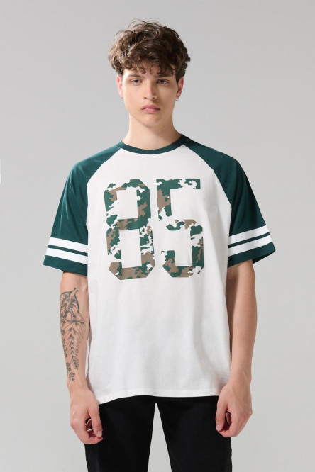 Camiseta crema college con manga ranglan corta oversize