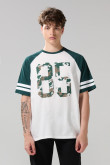 Camiseta crema college con manga ranglan corta oversize