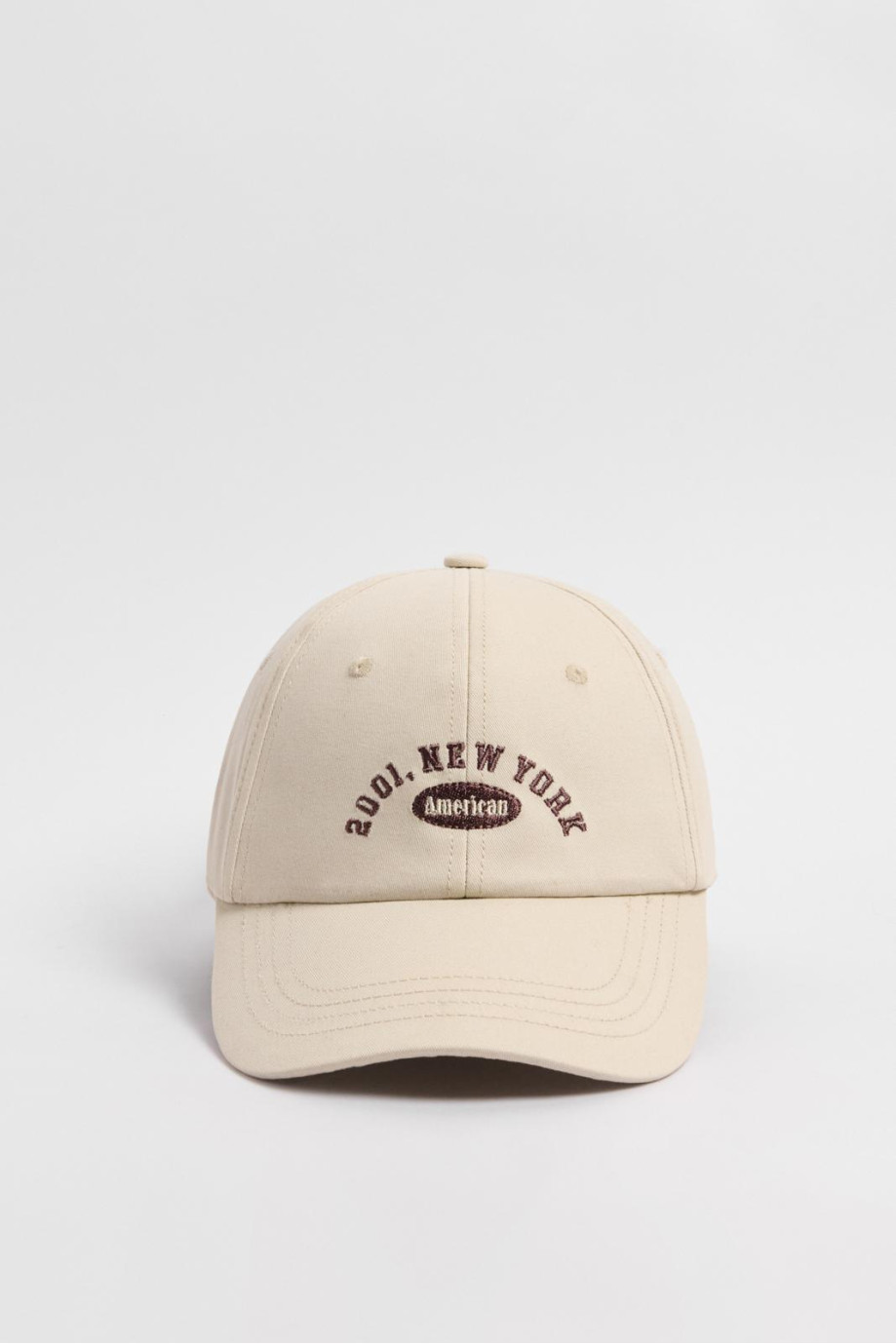 Cachucha crema beisbolera con diseño college en frente