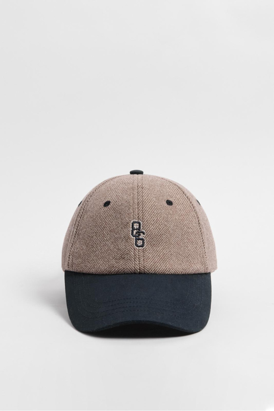 Cachucha beisbolera café oscura con bordado college