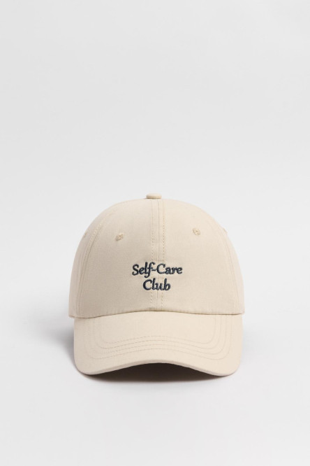 Cachucha crema clara beisbolera con texto en frente
