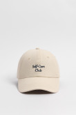 Cachucha crema clara beisbolera con texto en frente
