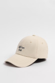 Cachucha crema clara beisbolera con texto en frente