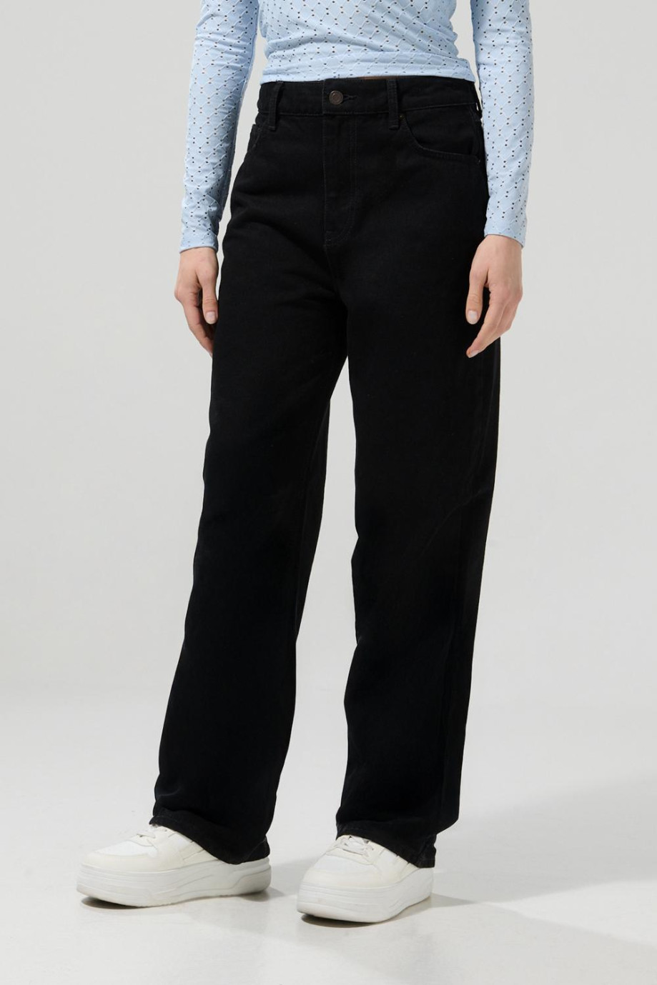 Jean tiro alto 90´S holgado negro con bota recta