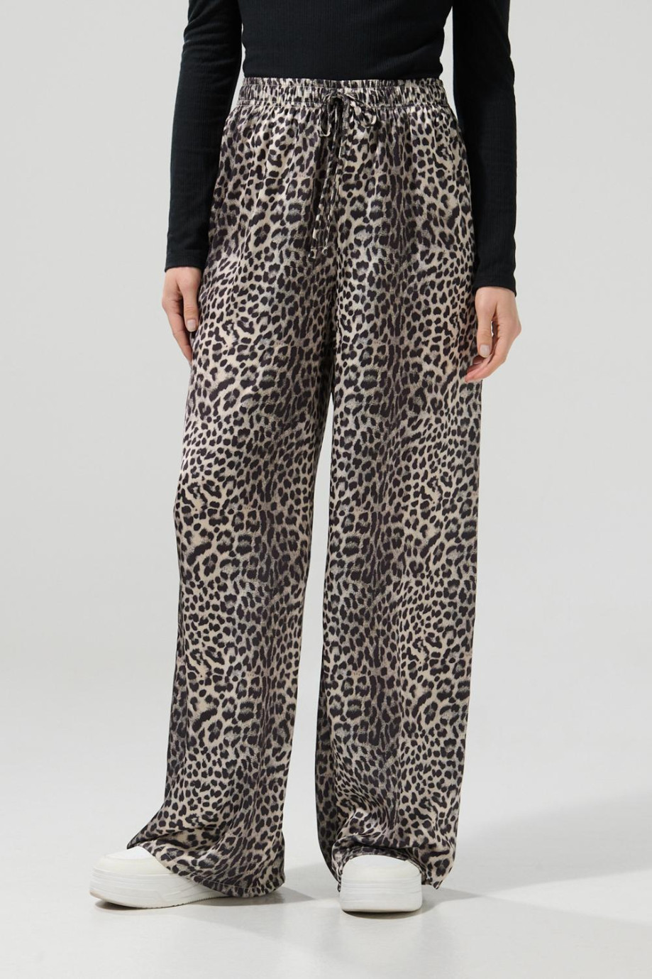 Pantalón palazzo kaki tiro alto con diseños animal print