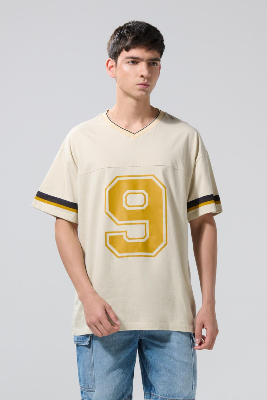 Camiseta cuello V oversize kaki con diseño college