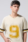 Camiseta cuello V oversize kaki con diseño college
