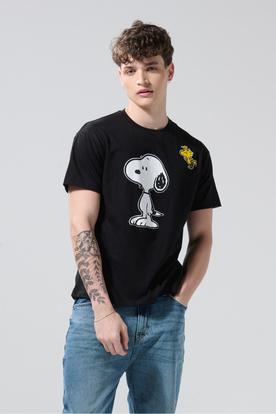 Camiseta negra cuello redondo con arte de Snoopy