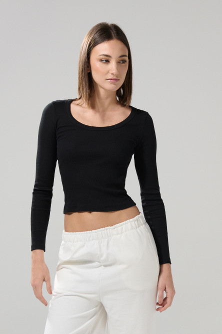 Camiseta unicolor con escote en U y manga larga