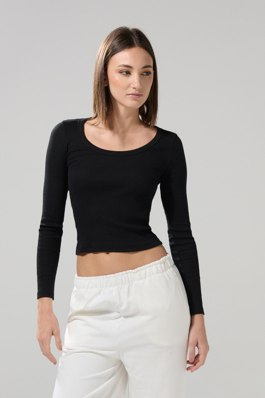 Camiseta unicolor con escote en U y manga larga