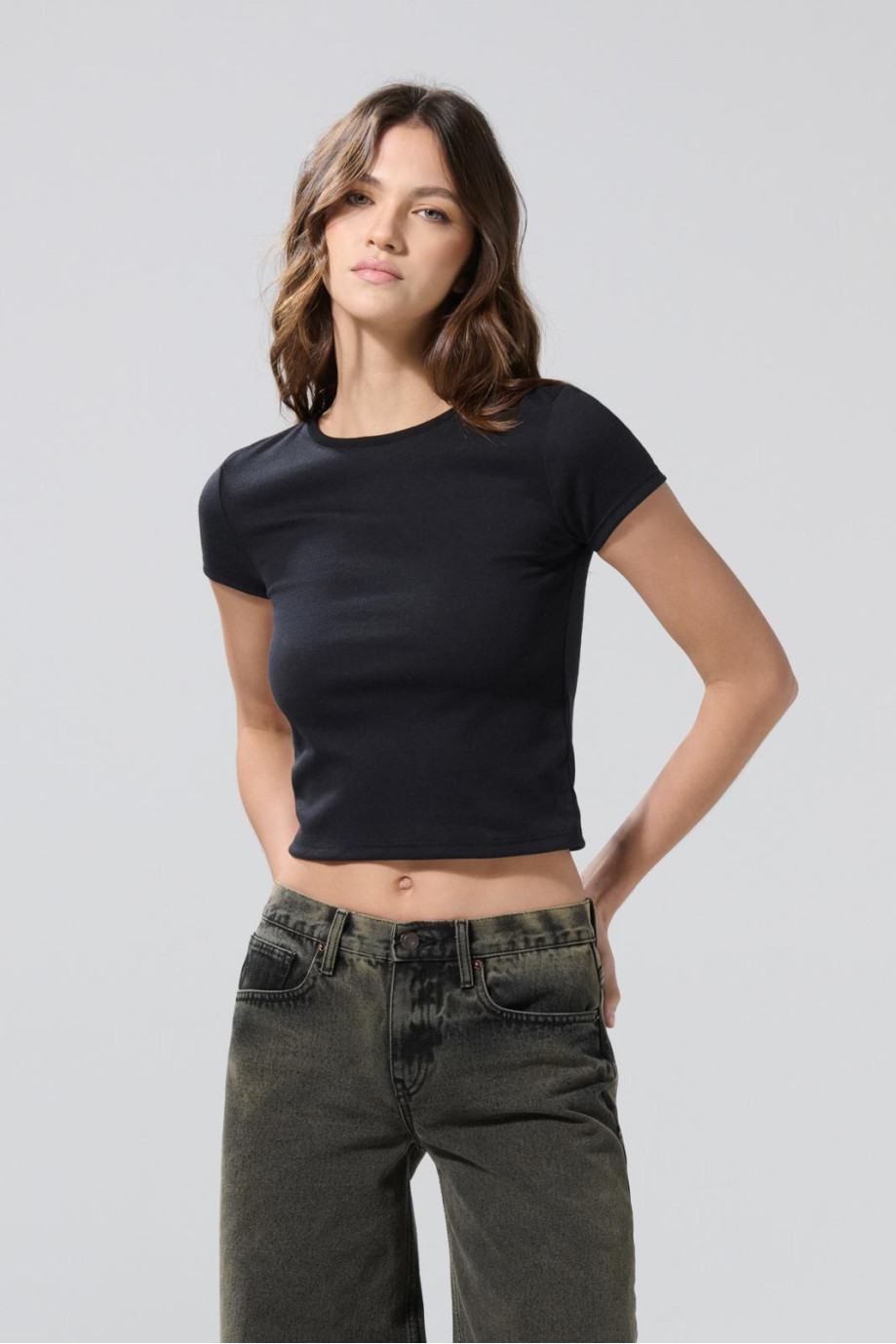 Camiseta negra en tela acanalada con cuello redondo
