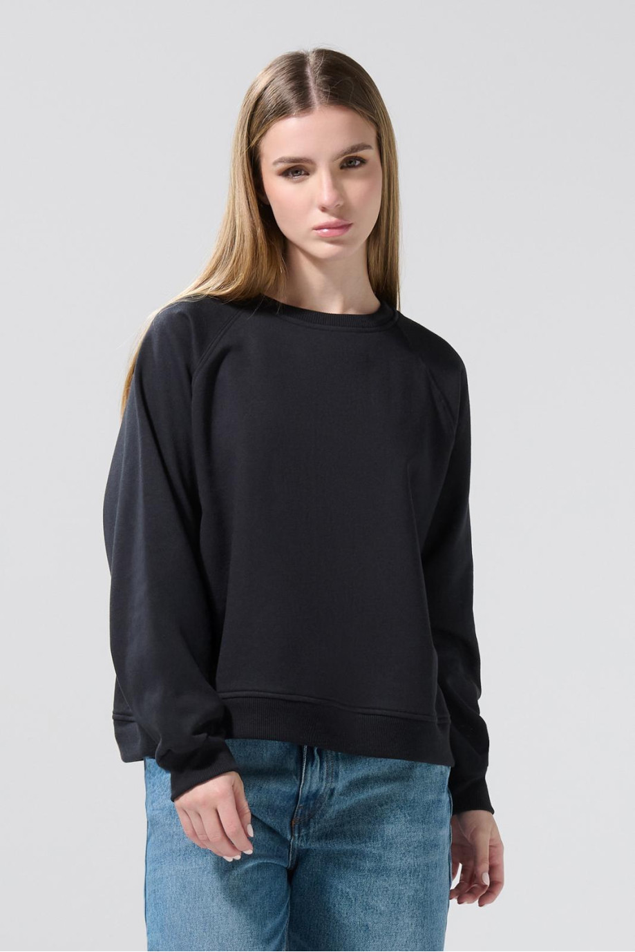 Buzo oversize cuello redondo unicolor con manga ranglan