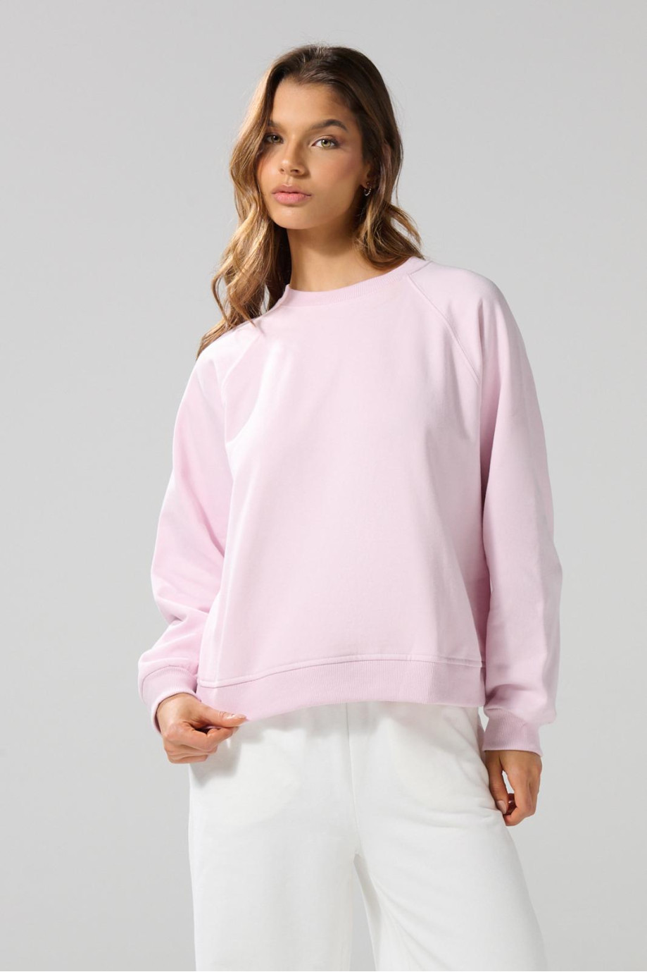 Buzo oversize cuello redondo unicolor con manga ranglan