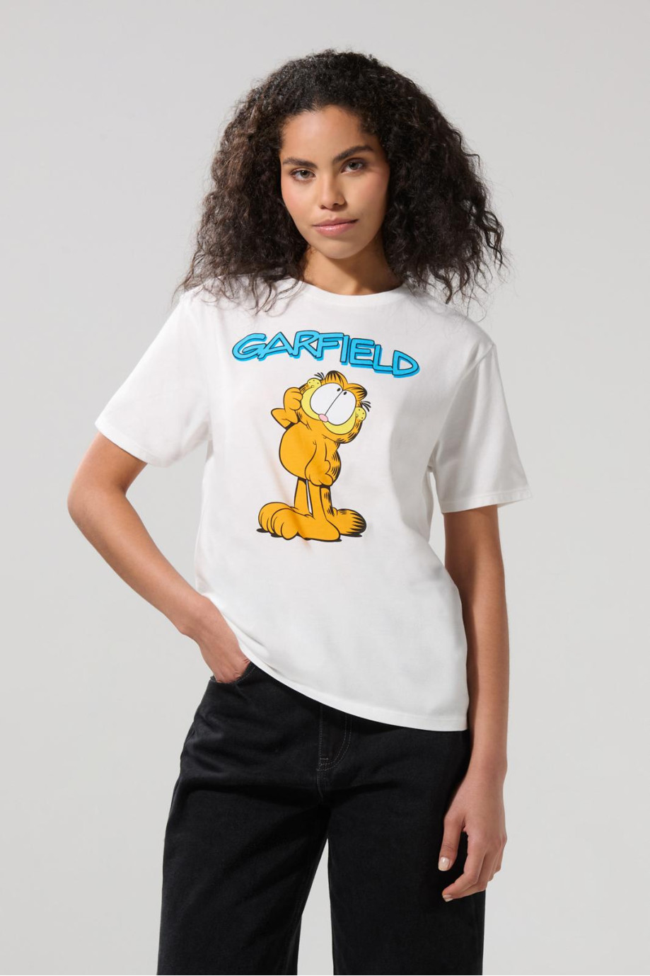 Camiseta de Garfield crema manga corta con hombro rodado