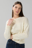 Suéter crema claro cuello redondo con texturas localizadas