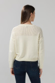 Suéter crema claro cuello redondo con texturas localizadas