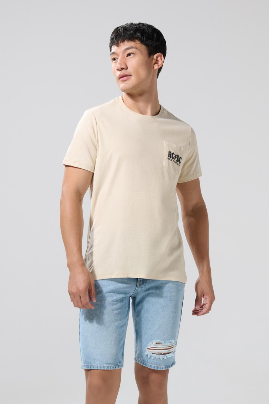 Bermuda slim de jean azul clara con rotos y tiro bajo