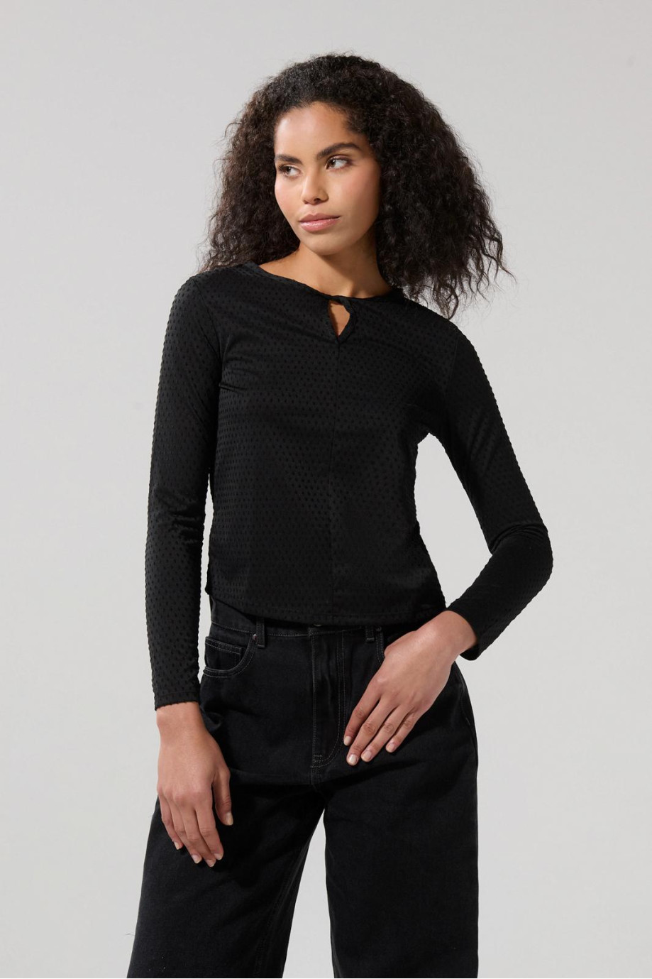 Camiseta unicolor manga larga con abertura ojal