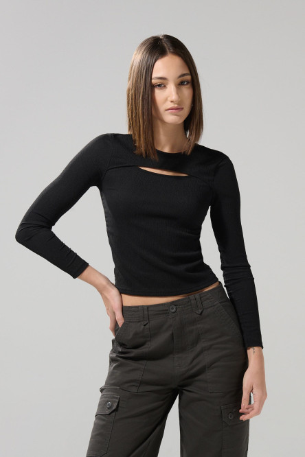 Camiseta crop top unicolor con manga larga y cuello bandeja