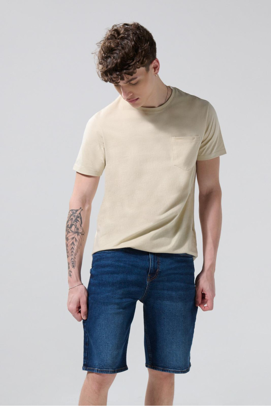 Bermuda de jean slim azul oscura con tiro bajo y bolsillos