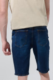 Bermuda de jean slim azul oscura con tiro bajo y bolsillos