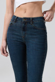 Jean push up azul oscuro con tiro alto, realce y bolsillos