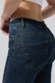 Jean push up azul oscuro con tiro alto, realce y bolsillos