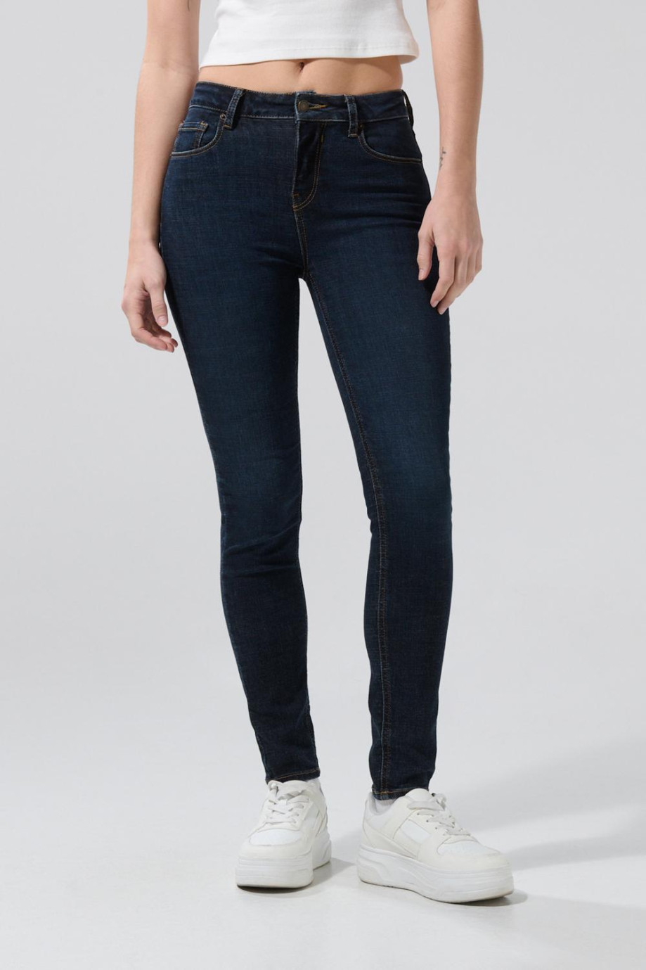 Jean jegging azul tiro alto con ajuste ceñido y bolsillos