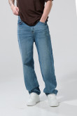 Jean azul medio tipo baggy con tiro medio y bota ancha