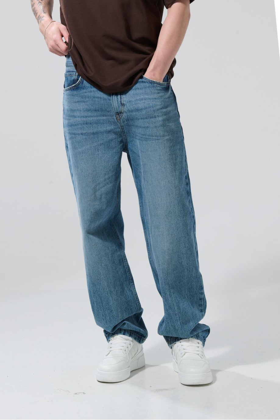 Jean azul medio tipo baggy con tiro medio y bota ancha