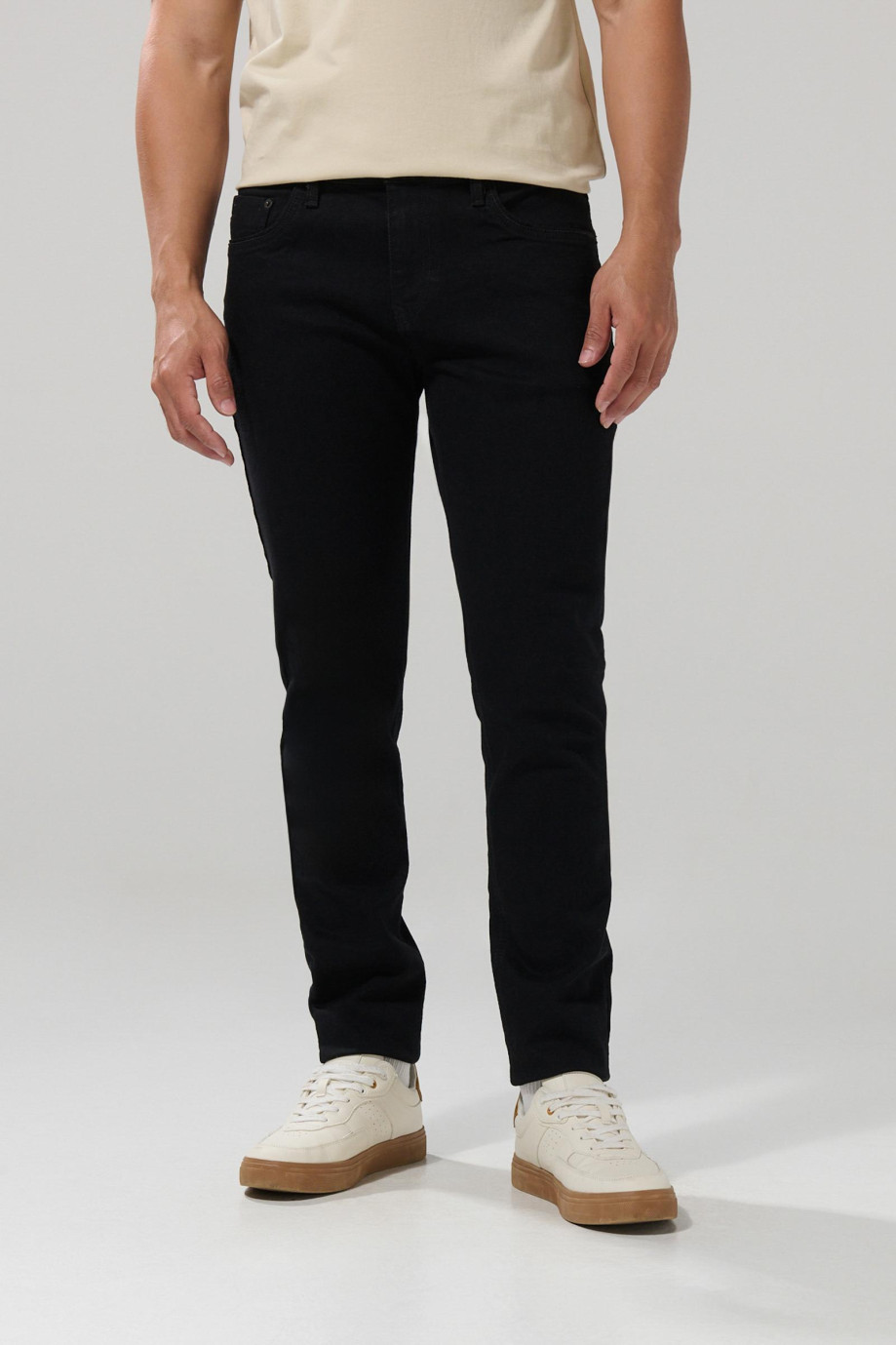Jean negro skinny tiro bajo con bolsillos y ajuste ceñido