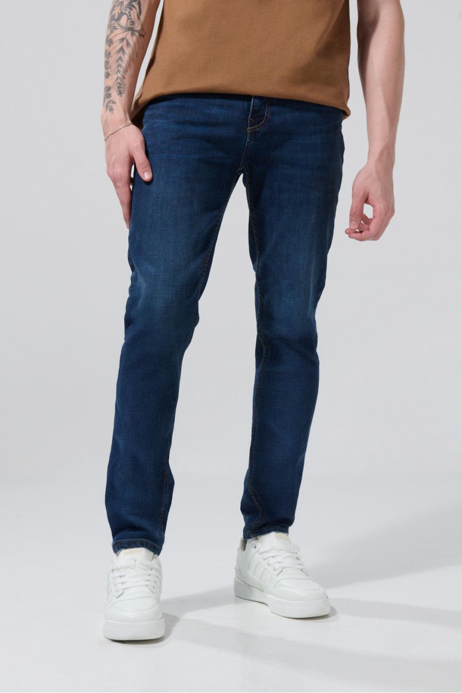 Jean azul oscuro skinny con tiro bajo y 5 bolsillos