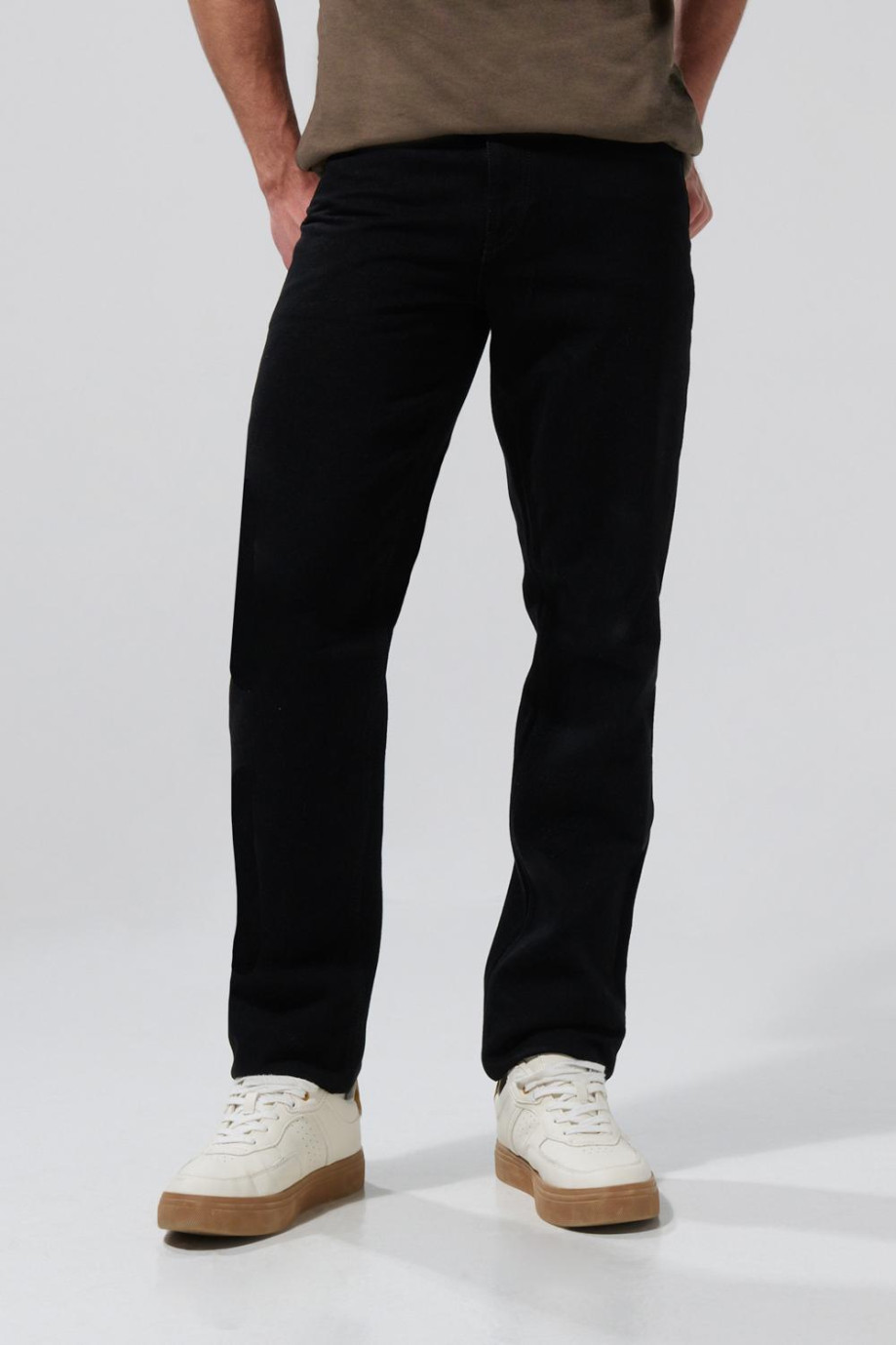 Jean 90´S negro bota recta con tiro bajo y bolsillos