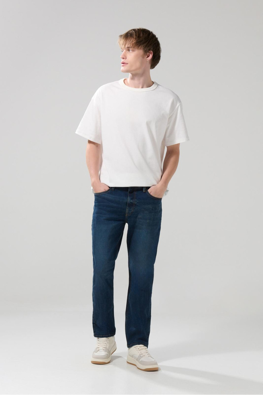 Jean azul oscuro straight leg con costuras y tiro bajo