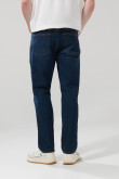 Jean azul oscuro straight leg con costuras y tiro bajo