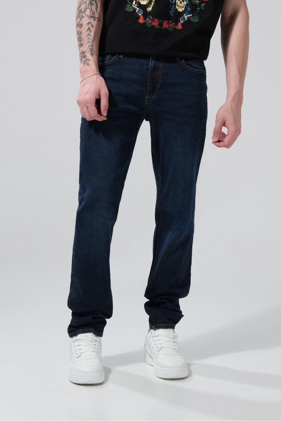 Jean tiro bajo azul oscuro slim con cremallera y bolsillos