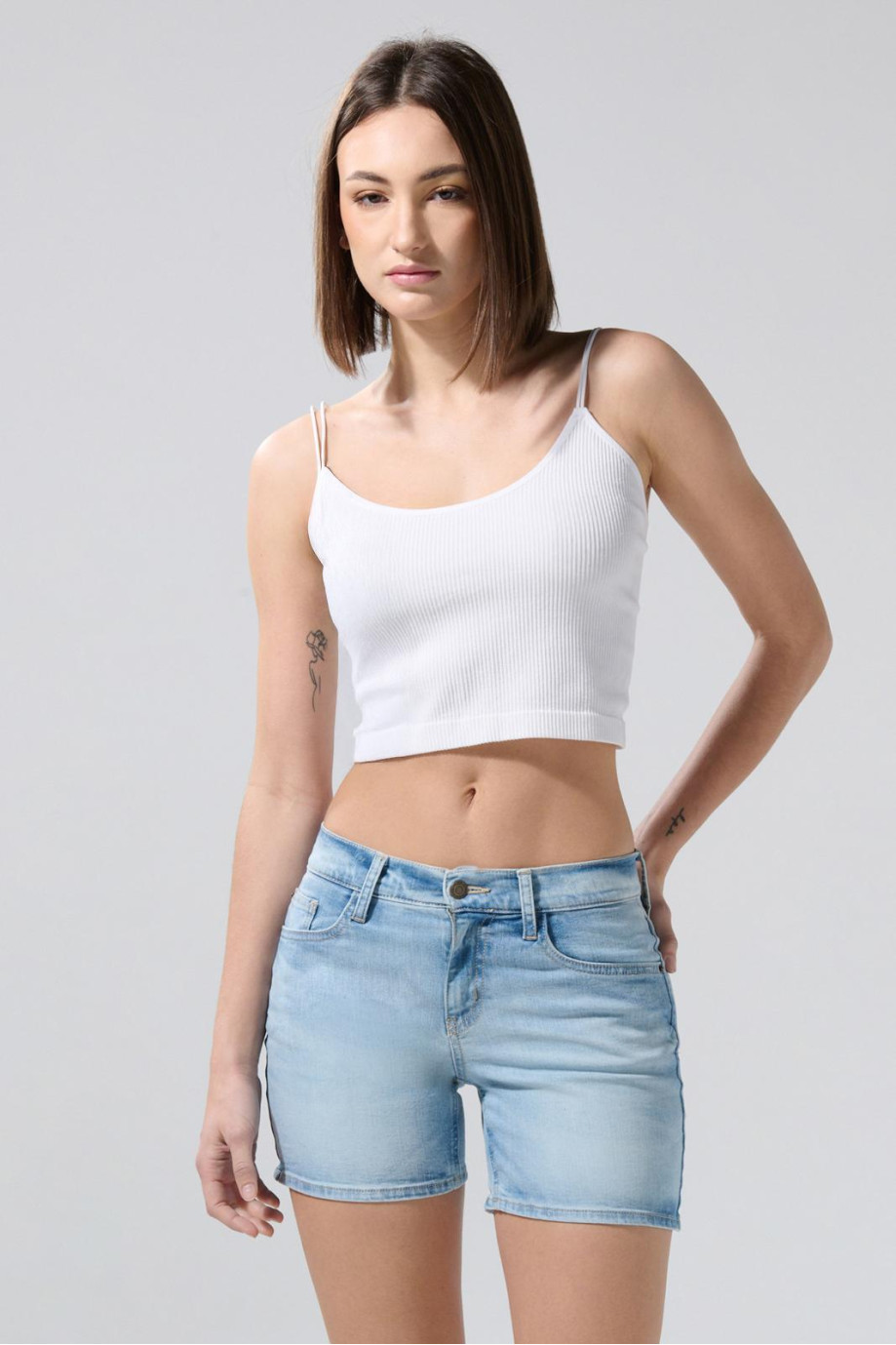 Short tiro medio de jean azul claro con ligeros desgastes