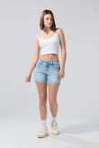 Short tiro medio de jean azul claro con ligeros desgastes