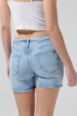 Short tiro medio de jean azul claro con ligeros desgastes