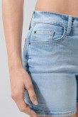 Short tiro medio de jean azul claro con ligeros desgastes