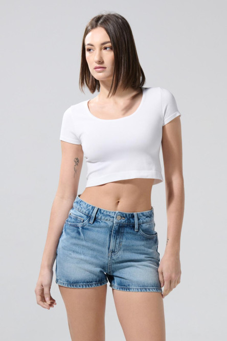 Short azul claro de jean con ligeros desgastes y tiro alto