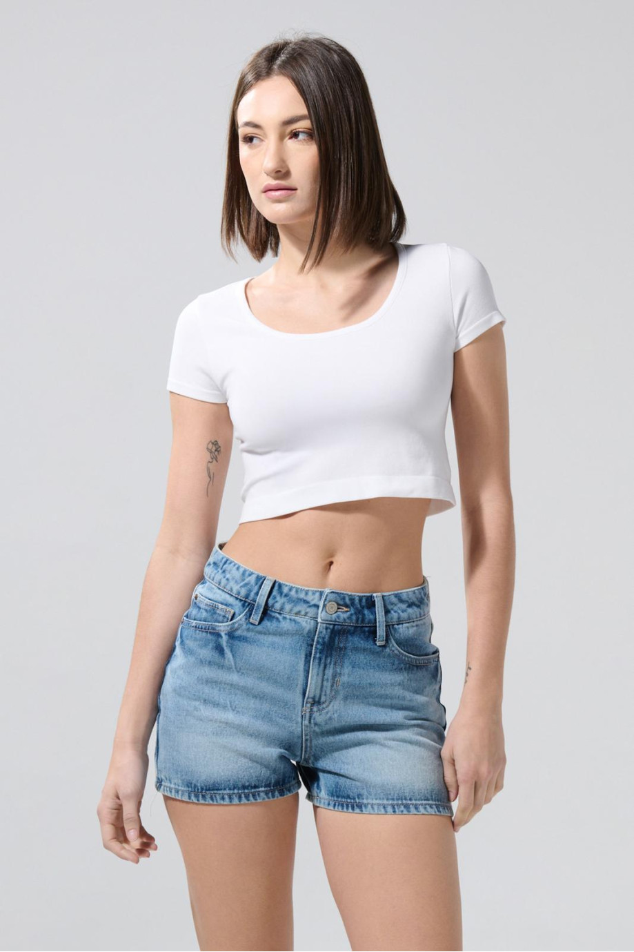 Short azul claro de jean con ligeros desgastes y tiro alto