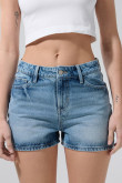 Short azul claro de jean con ligeros desgastes y tiro alto